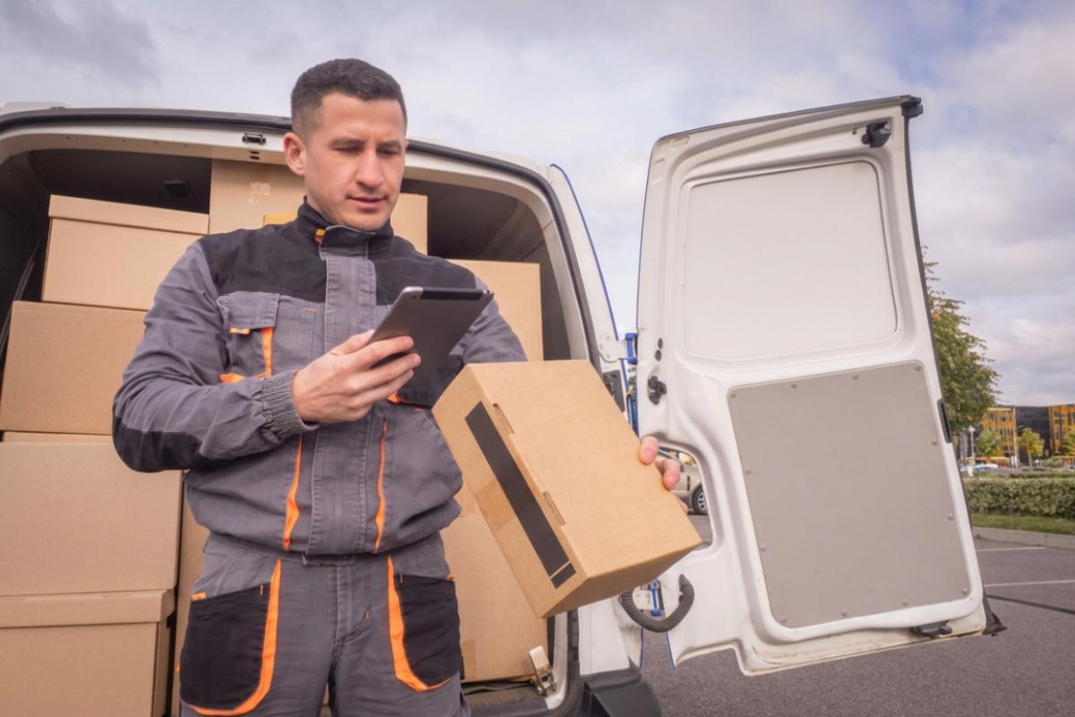 Chauffeur scannant un colis pour le suivi