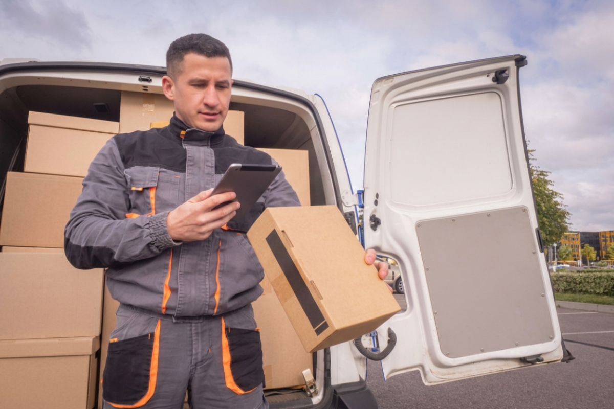 Chauffeur scannant un colis pour le suivi